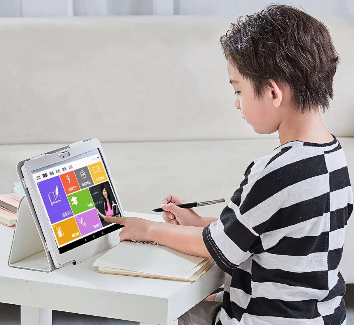 为何学校里的英语老师，多是女教师，校长说出其中原因