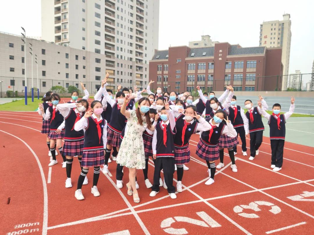 今天又有一批同学返校，来看师生们的自拍留念