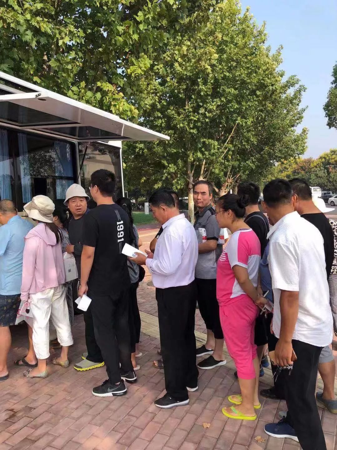 刚刚！皖KH0001！被这位美女拿到了