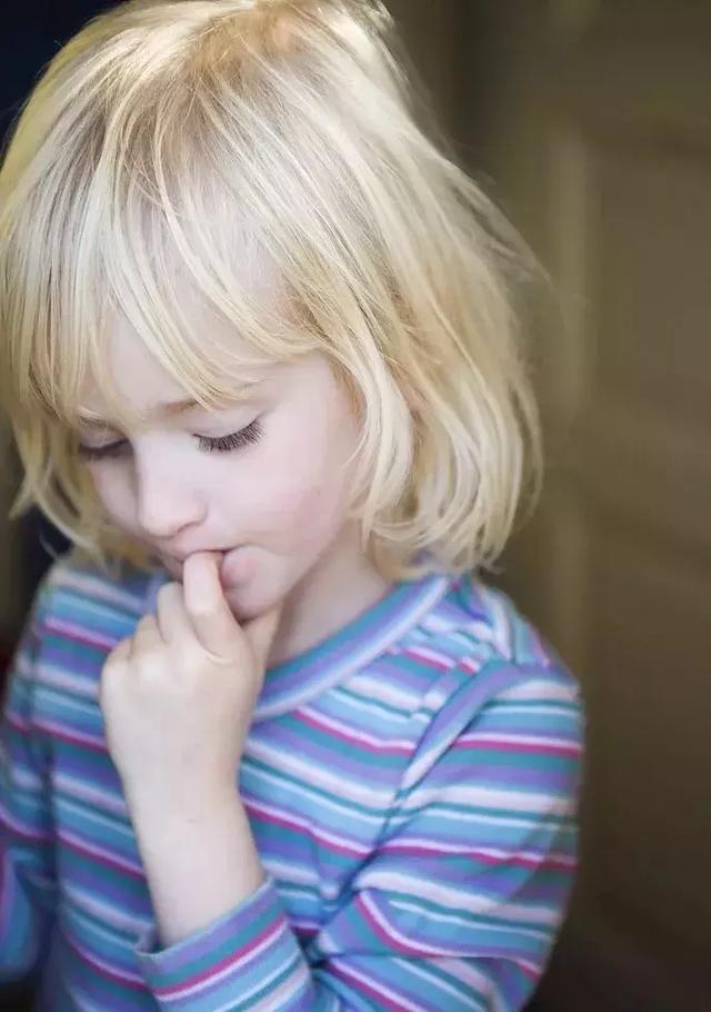 孩子五岁了总是啃手怎么办,如何戒掉啃手指的坏习惯