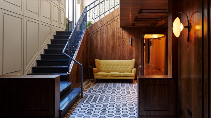 以“折衷的现代主义”设计和子地下酒吧成为沃克酒店