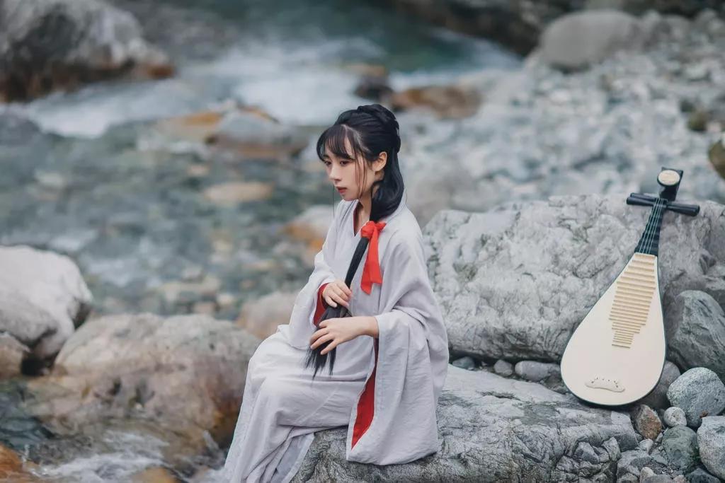 诗经月出的赏析,诗经赏析