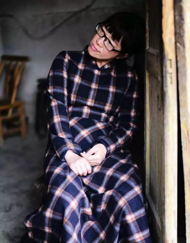 余秀华新诗引发争议：女性的*欲情**书写冒犯了谁？