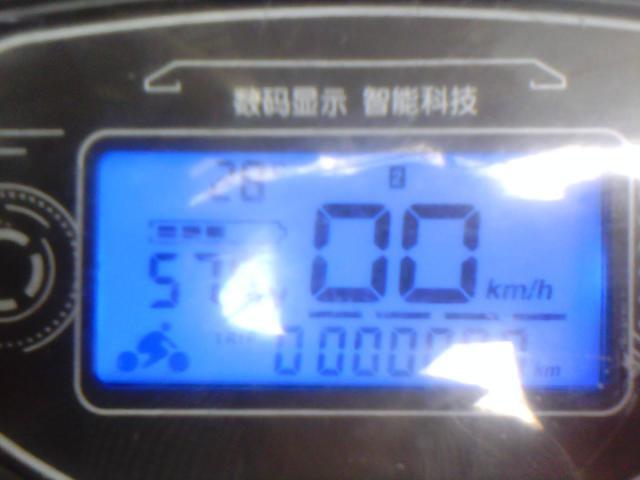 电动车一加速显示就掉两格电,电动车一加速就掉电是需要充电吗