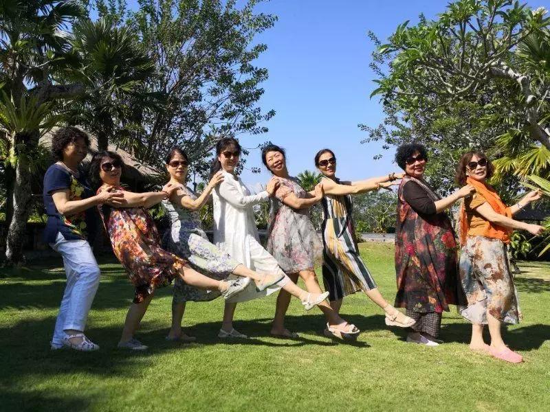 大妈拍照经典15个动作图片,大爷大妈经典拍照动作