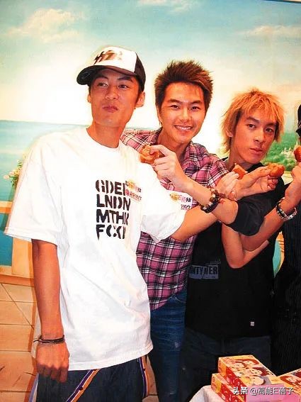 请回答2002:港圈老中青三代齐塌房,这是什么玄学?