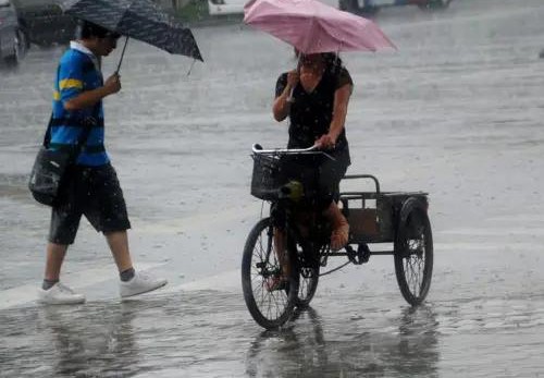 儿子看到父亲回家感动,儿子看到爸爸回来了哭了