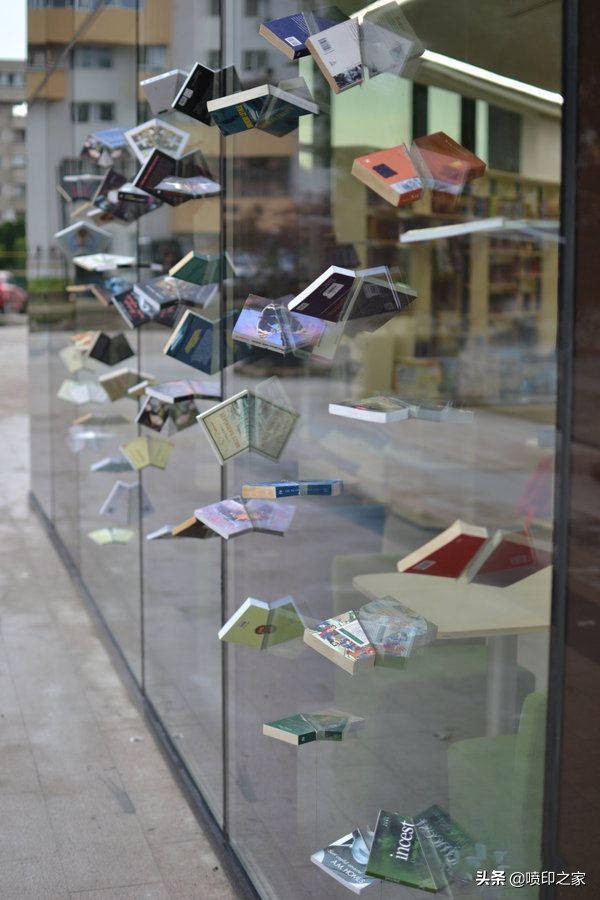 吸引顾客进店的招牌,实体店店铺橱窗怎么做才能吸引人
