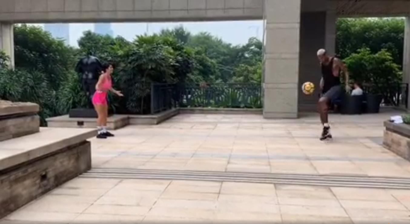 塔利斯卡与新欢PK球技！歌手女友秀胸部停球被老公穿裆过人很生气