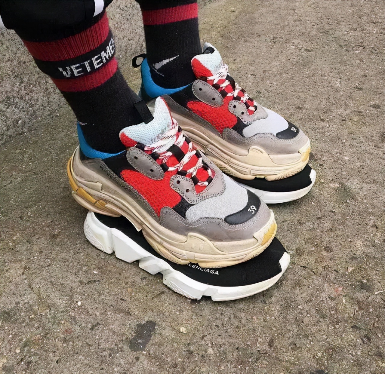 卡戴珊连体衣外穿高大上,卡戴珊巴黎世家蓝色连体衣