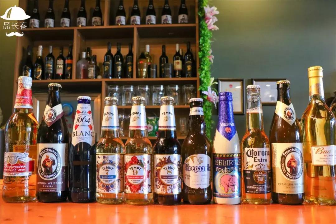 这家餐厅居然用外国大帅哥来吸引顾客