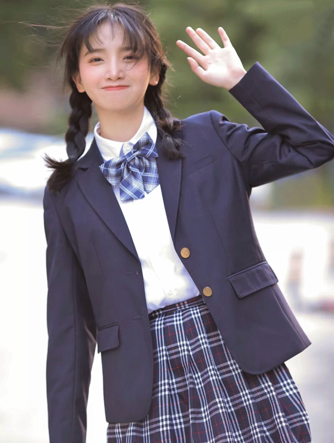 早春外套穿搭学生党甜酷,大衣卫衣短裙靴子