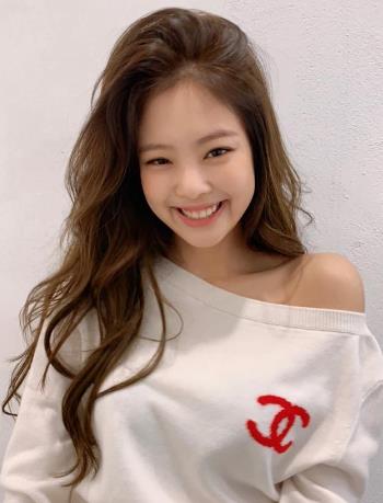 日常泫雅风发型,jennie超短裙造型走泫雅风