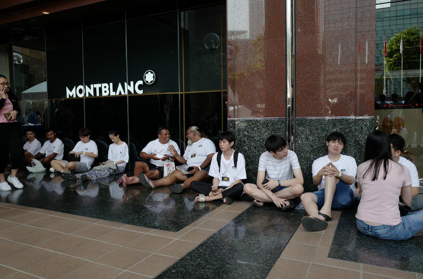 这个人把手摸在车上超过3天3夜赢了一辆车你觉得你行不？