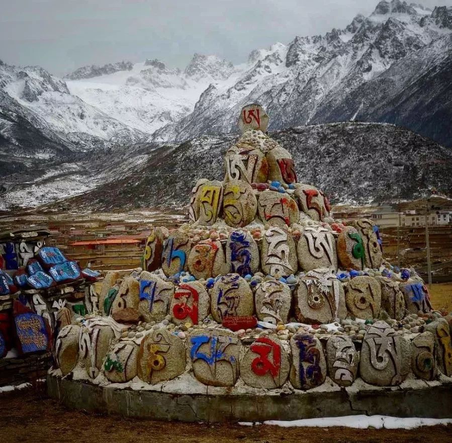 玛尼石凝固在石头上的信仰,玛尼石藏文