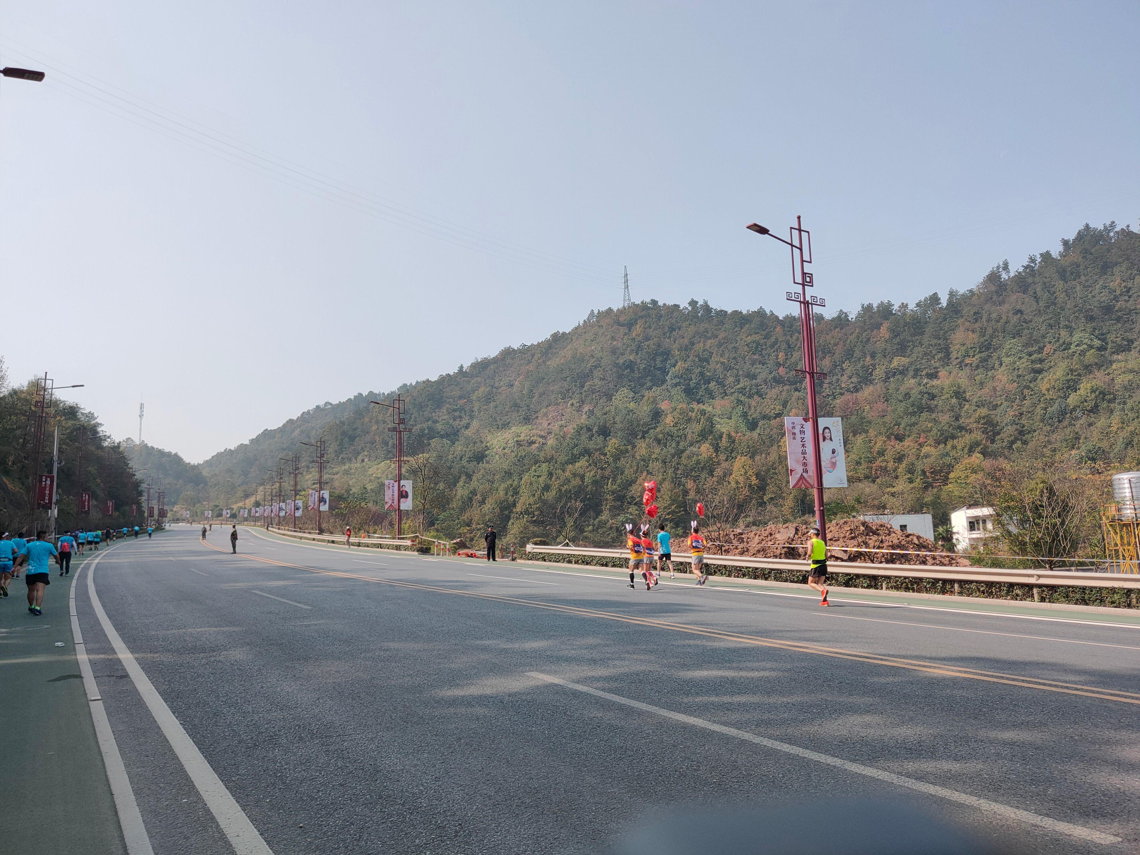 首个全马2022年超燃视频,横店马拉松2023全马颁奖直播