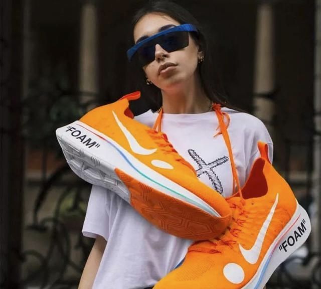 侃爷跟耐克合作鞋款,侃爷nike老爹鞋