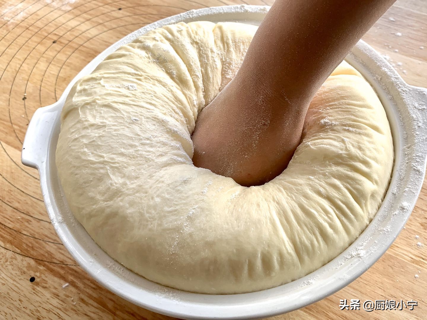 酵母粉泡打粉小苏打有什么不同,酵母泡打粉小苏打三种怎么使用