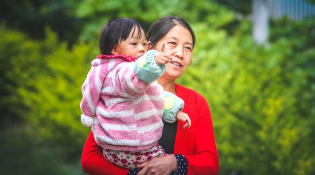 “吃neinei”，为了让孩子听话睡觉，奶奶让孙子吃自己的