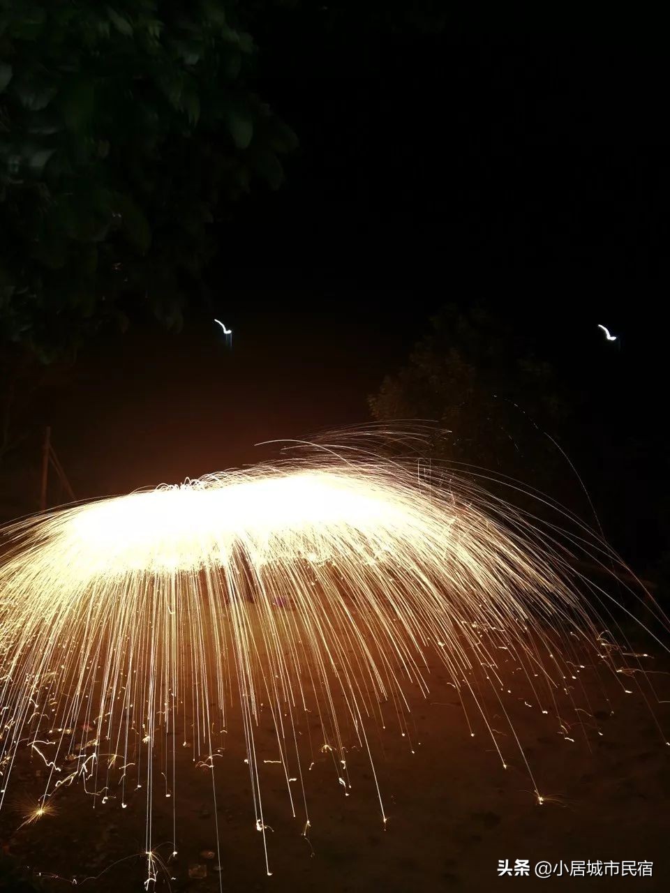 组队去火爆的玻璃屋民宿，星空下围炉火锅烧烤，唱k麻将，放烟花