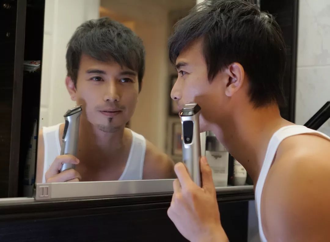 前香港先生曾当兵从军无悔离巢：不想四五十岁都还当主播做访问