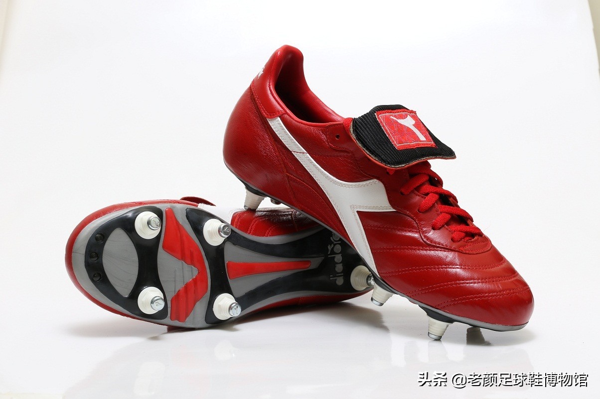 第一个穿白球鞋的球星,马拉多纳南非世界杯场边秀脚法