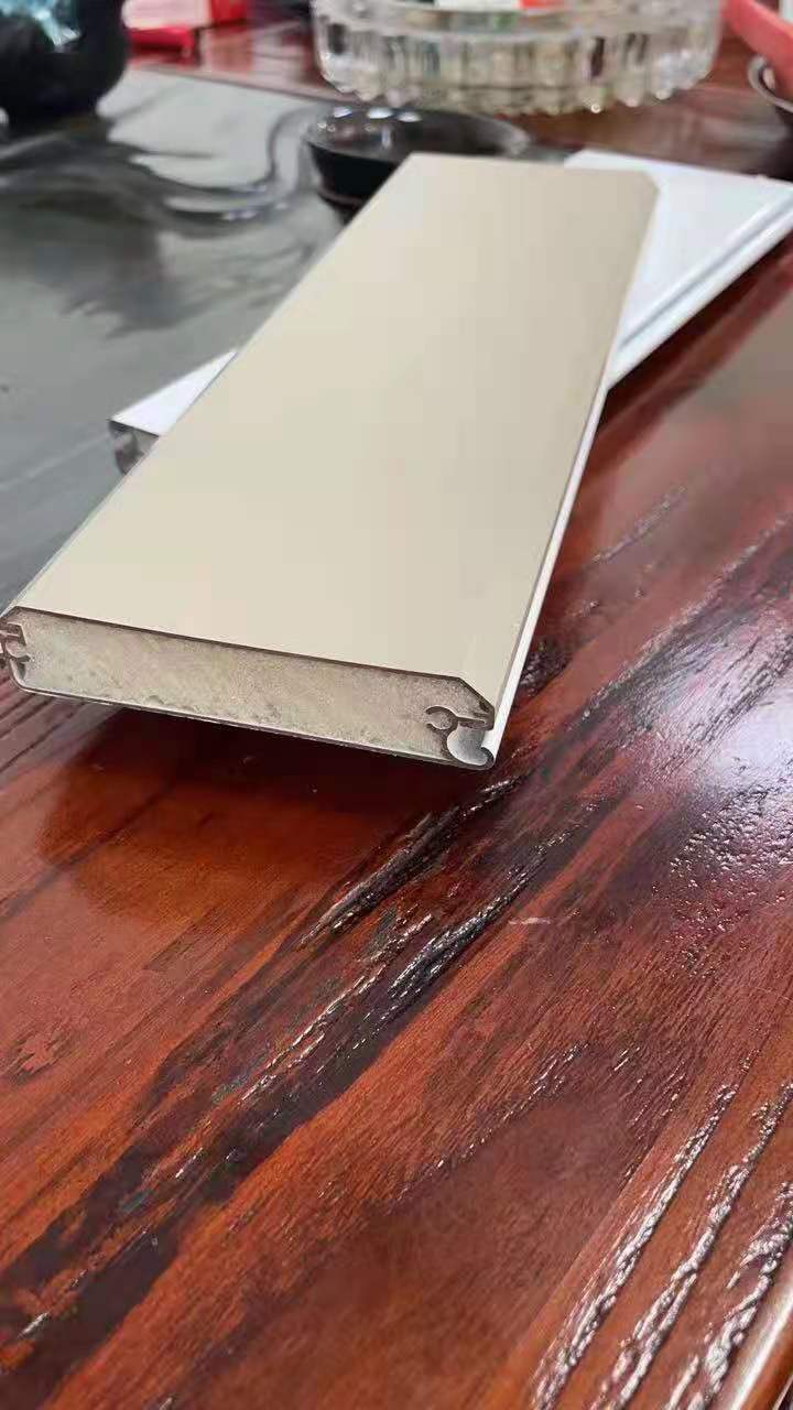 订购聚氨酯自动发泡卷帘门成型机,中空发泡卷帘门机器