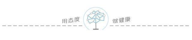 老人将烂掉的水果切去给孩子吃,老人削坏掉水果给孩子吃