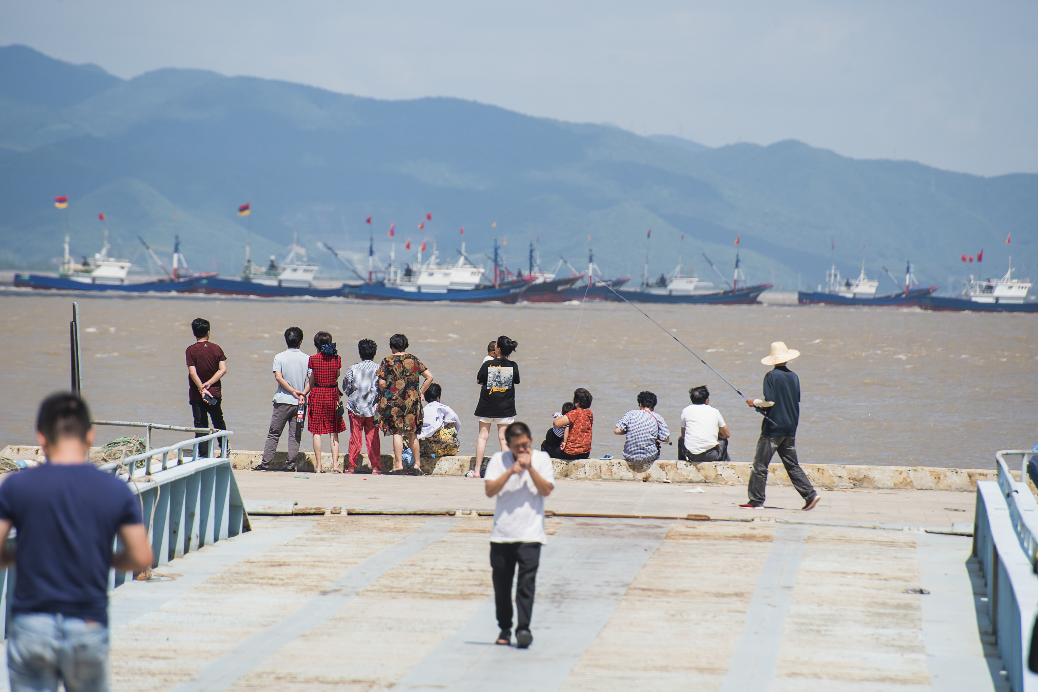 中国第一渔村渔船,中国第一大渔港开海画面