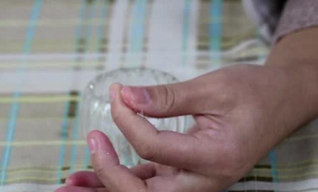 502胶水宝宝喝了怎么样,一岁宝宝吃到502胶水怎么办