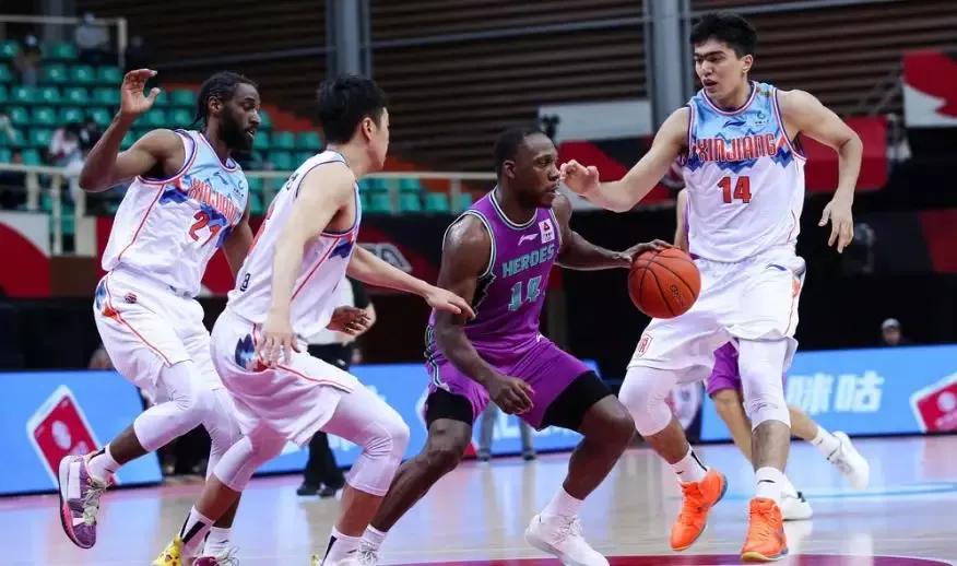 新疆男篮惨败16分,阿的江打球