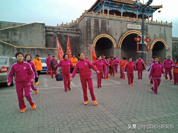 海州体育馆一路同行健步队,连云港微马海州健步队