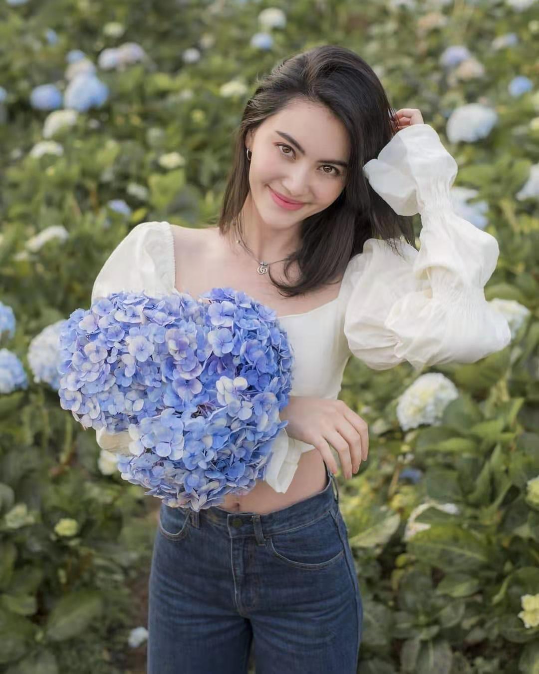 她不愧是泰国最年轻影后，穿衣品味一绝，老气外套都能穿出少女感