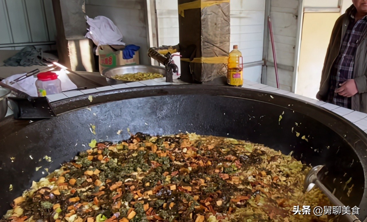 河南大爷大锅烩菜10元,河南小伙大锅菜卖1000份