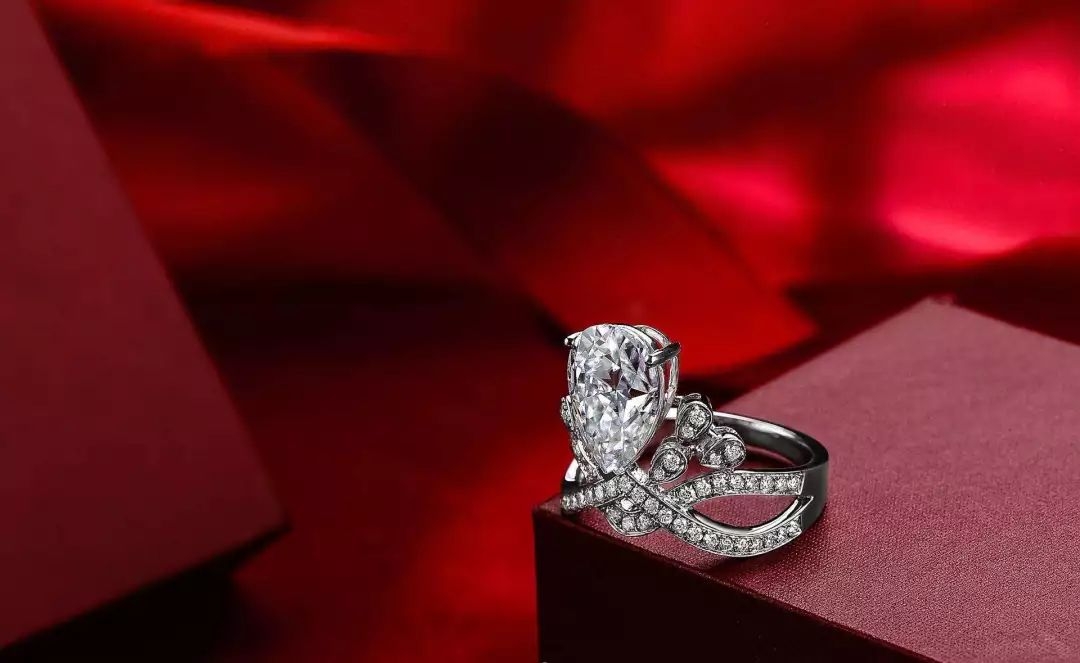 情侣戒指给女朋友戴哪个手指,情侣戒指女生该戴哪个手指