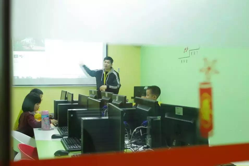 玩乐高、学编程、做实验，东莞值得考虑的创客机构都在这里