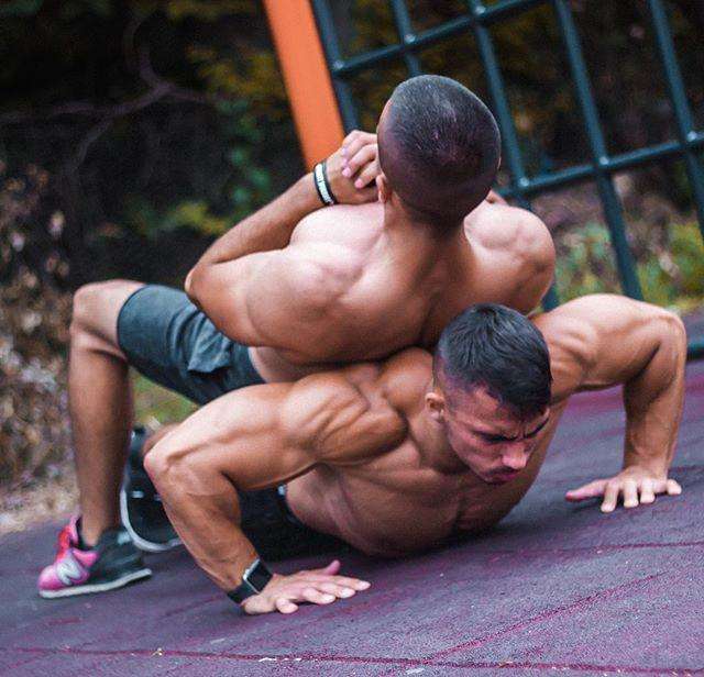 俯卧撑能不能练全身,俯卧撑练胸手臂很酸胸肌没有感觉