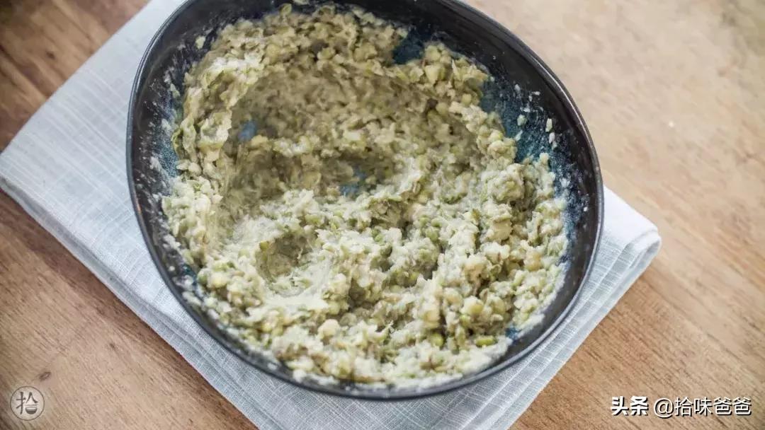 在家也可以做出酥脆的绿豆饼了,在家自制酥皮冰绿豆饼不用烤箱