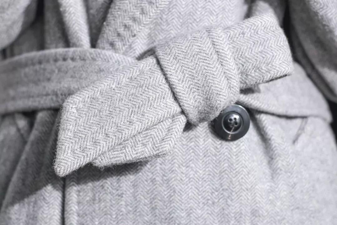 风衣后面的腰带怎么系,带扣风衣腰带后面系法