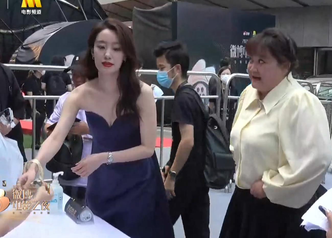 张小斐现在还跟着贾玲么,贾玲和张小斐合起来的样子