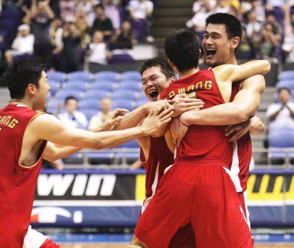 13年前以一记绝杀拯救中国男篮，婚后生活幸福，功成身退成解说