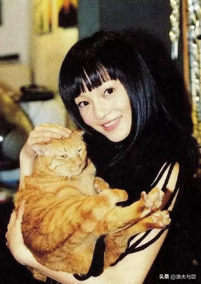 “过气”十年，凭什么她发个问号也能上热搜？