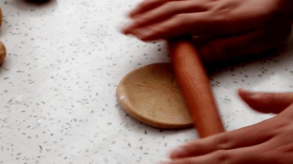 一碗面粉一种糖，教你做家庭版“红糖肚脐饼”，甜而不腻焦香酥脆