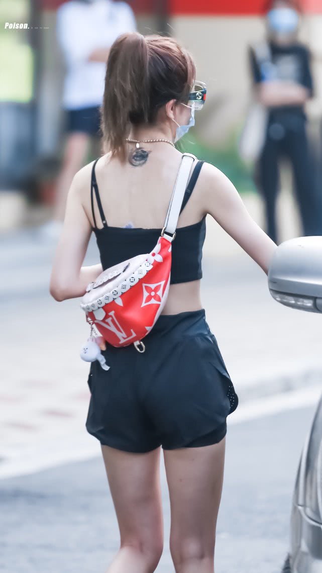 乃万在《青春有你》减肥成功？轻松驾驭短款上衣，性感又不失帅气