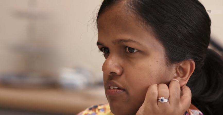 腹中胎儿长出肿瘤，孕妇忍着剧痛，给胎儿打麻药做手术