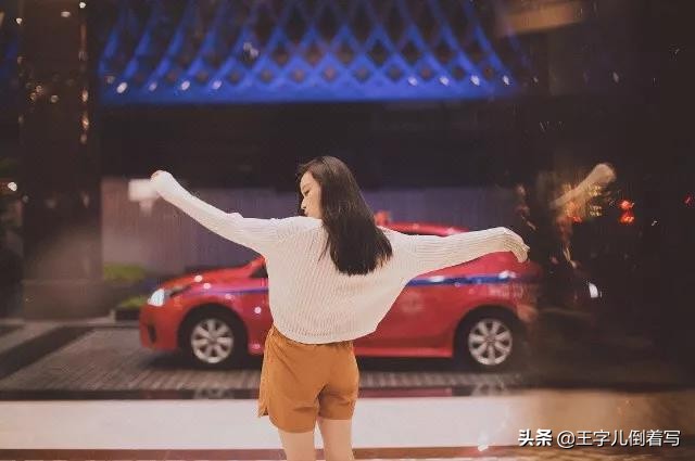 女生怎么摆pose怎么拍照好看,小女孩拍照如何摆pose戴帽子