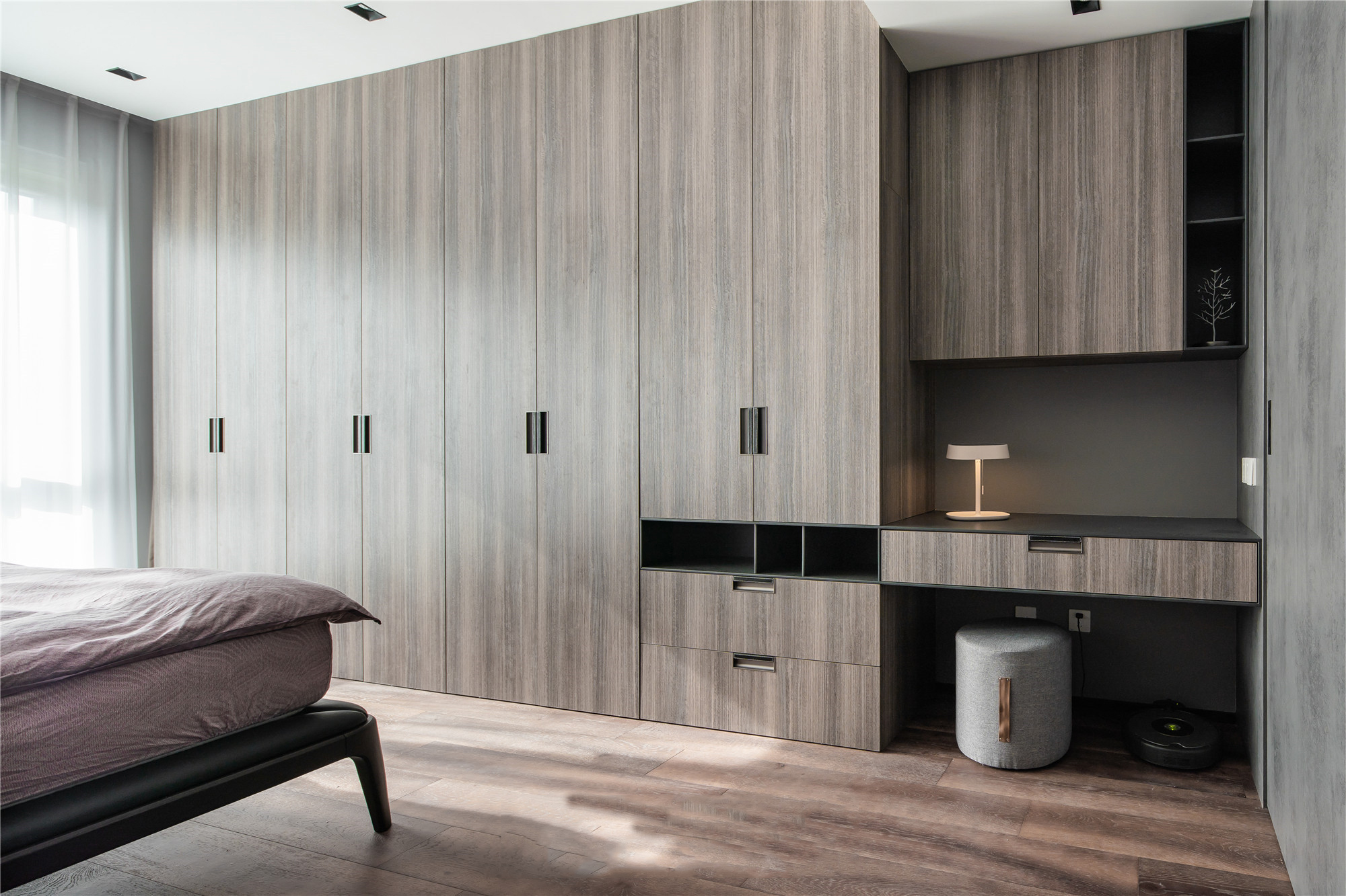 柜门用推拉门和平开门哪个好,定制衣柜推拉门选什么颜色好看