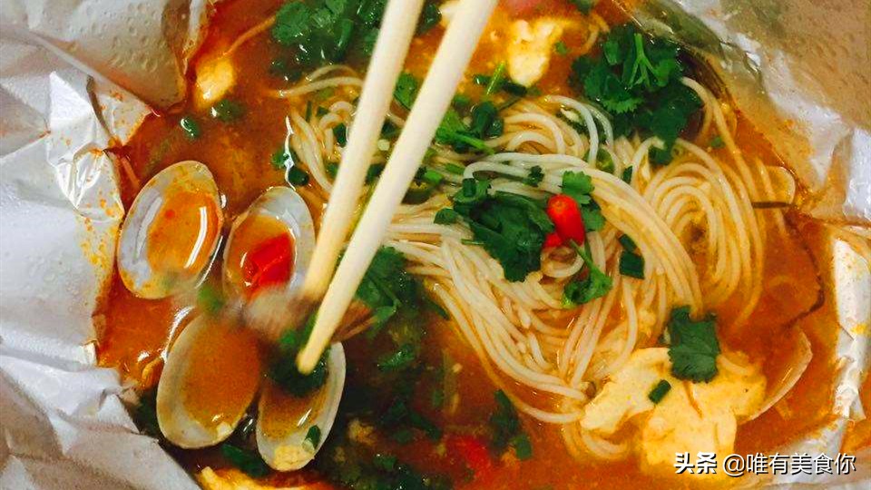 火爆地摊美食锡纸花甲米线，做法很简单，1勺金汤料成就的美味