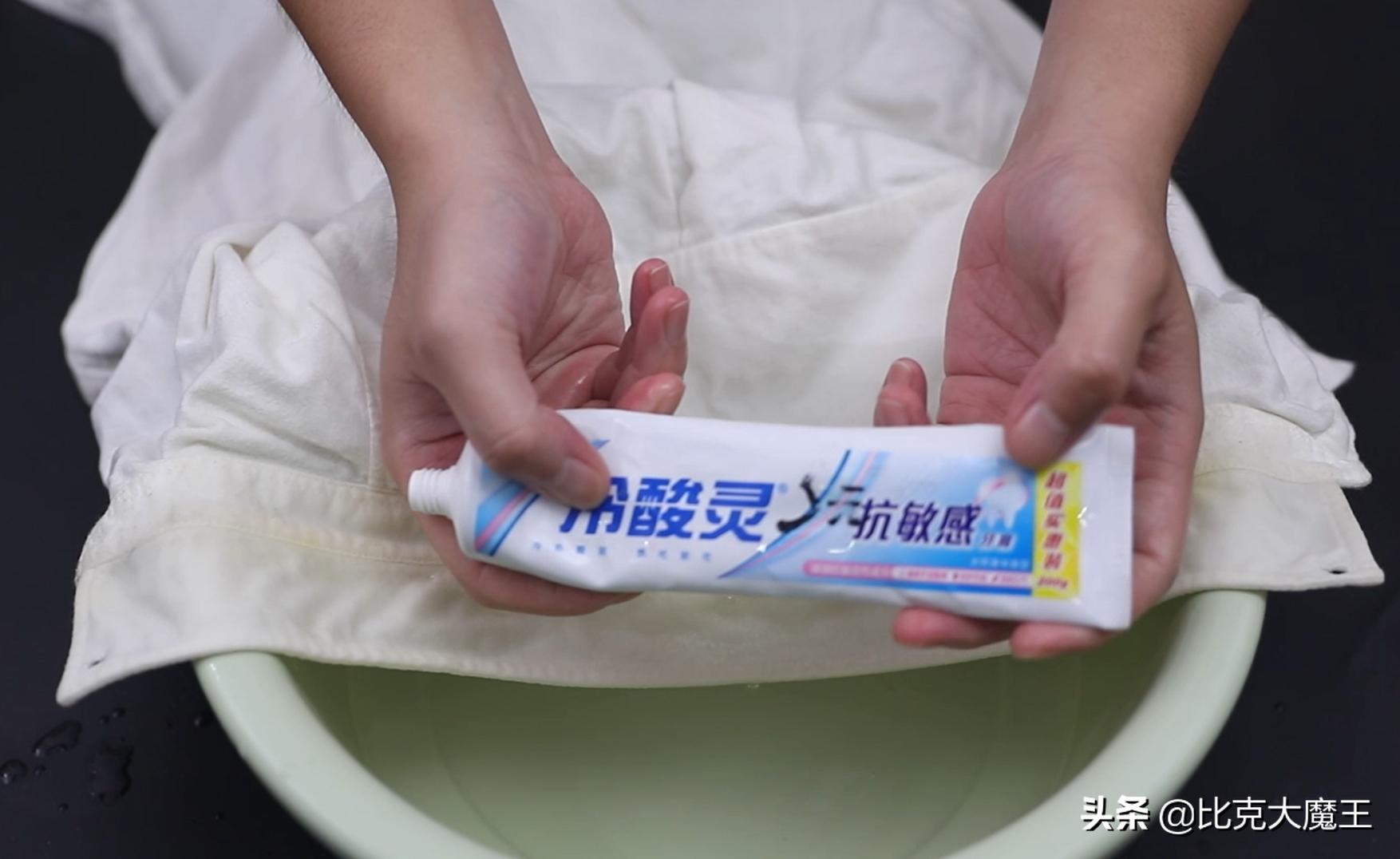 黑色衣服衣领变红色怎么处理,黑色衣服衣领发白怎么恢复黑