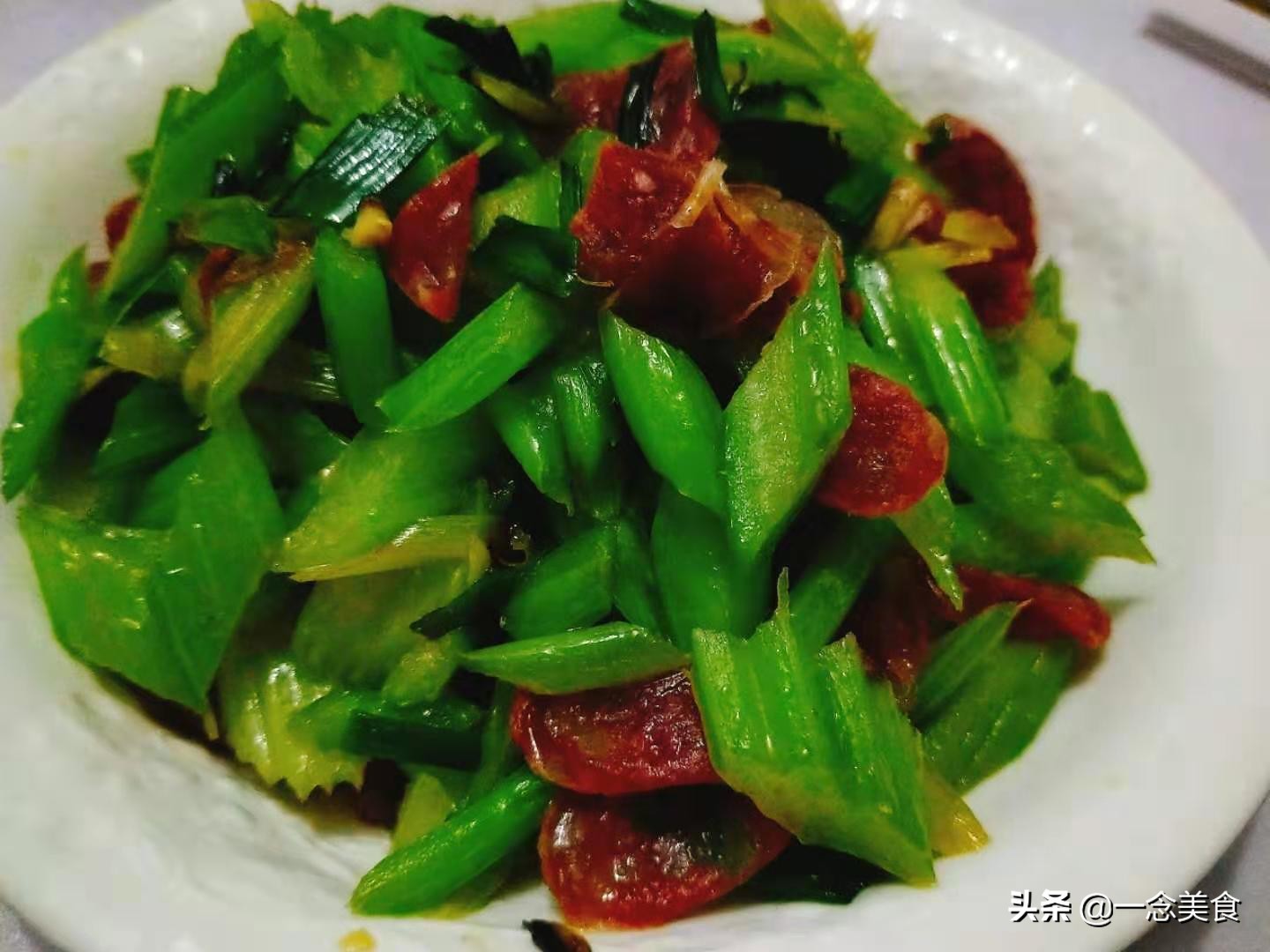 今日美食分享腊肠炒芹菜,潮汕美食腊肠炒西芹